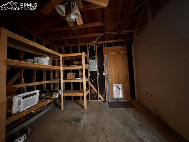 Image 13 of 14: Garage