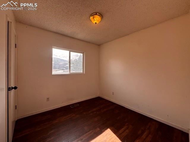 Image 8 of 14: Bedroom