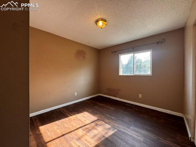 Image 9 of 14: Bedroom