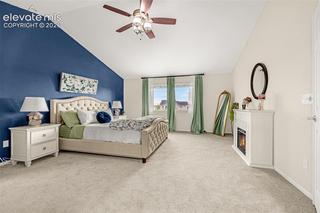 Image 18 of 49: Bedroom