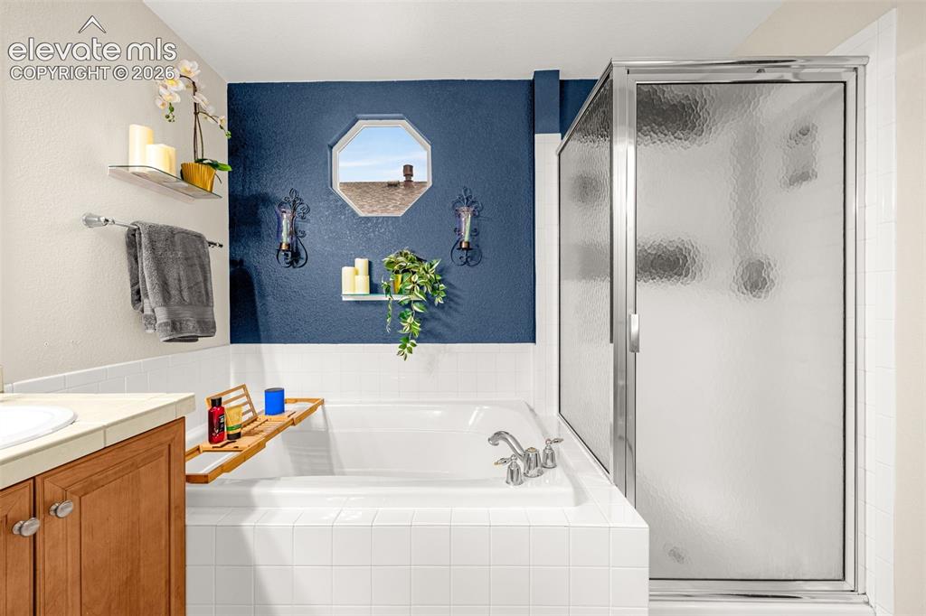 Image 23 of 49: Bathroom