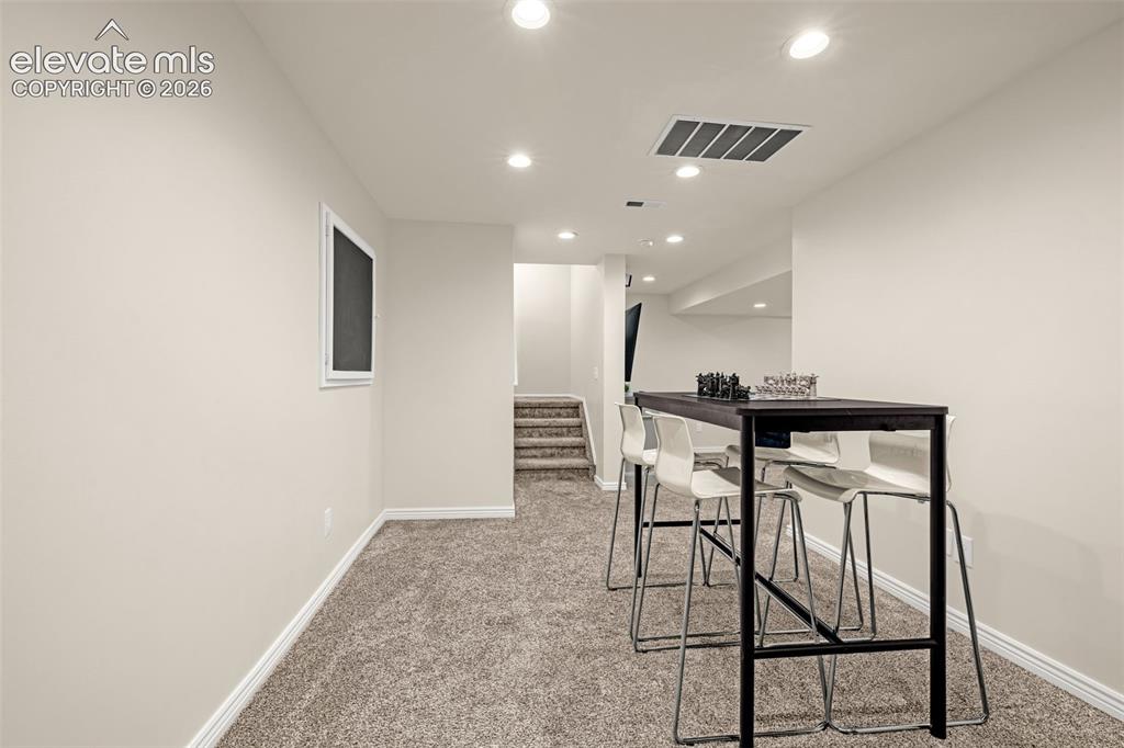Image 33 of 49: Dining Area