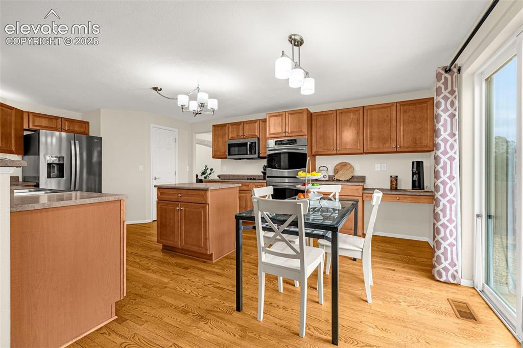 Image 9 of 49: Kitchen