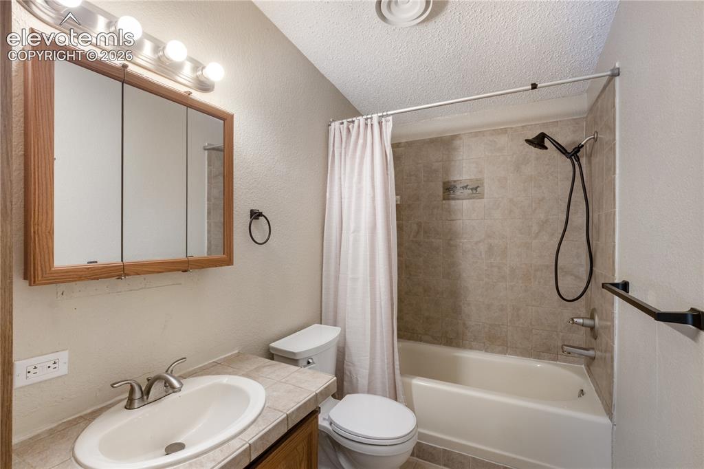 Image 32 of 49: Bathroom
