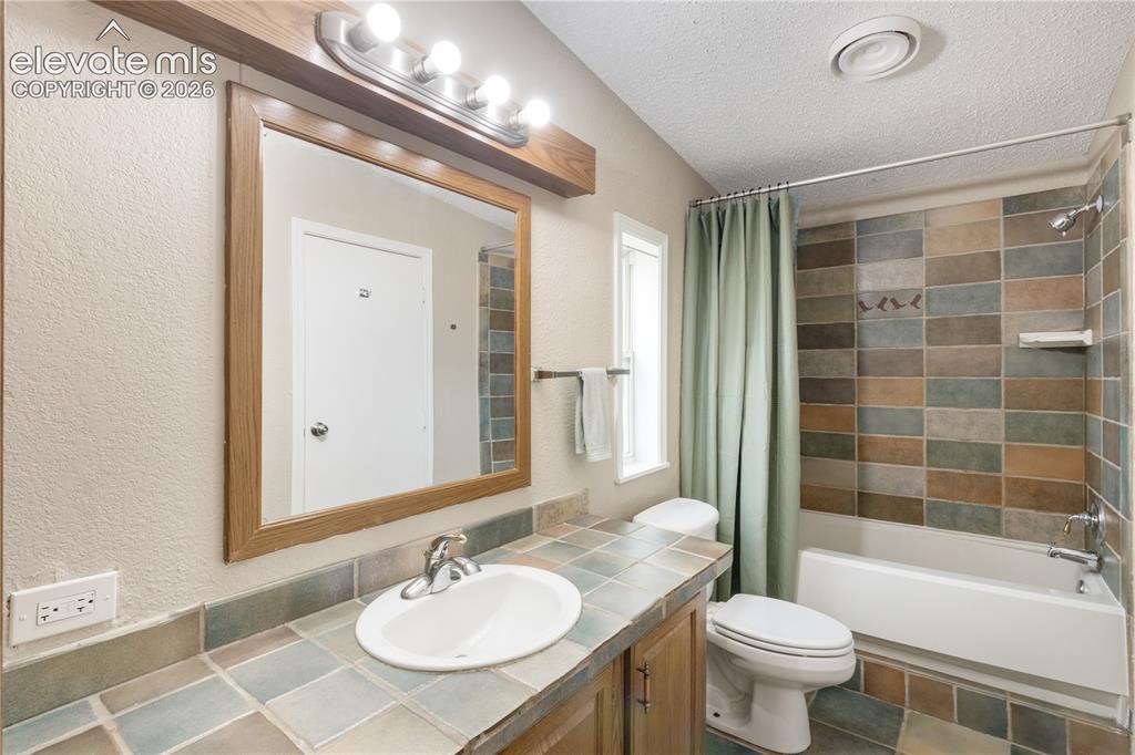 Image 35 of 49: Bathroom joins two bedrooms