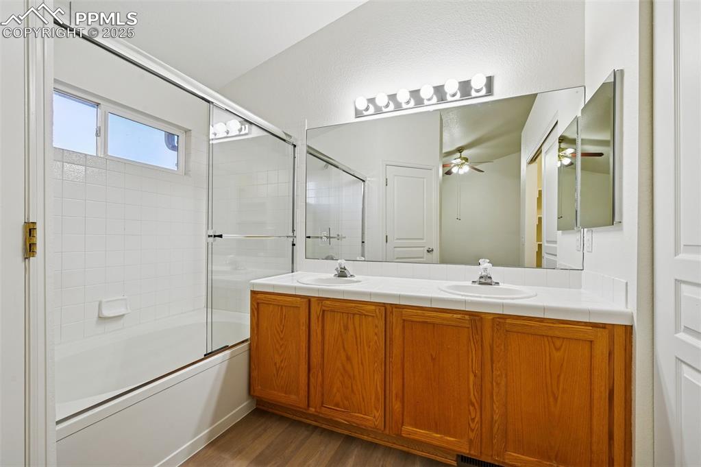 Image 21 of 47: Bathroom