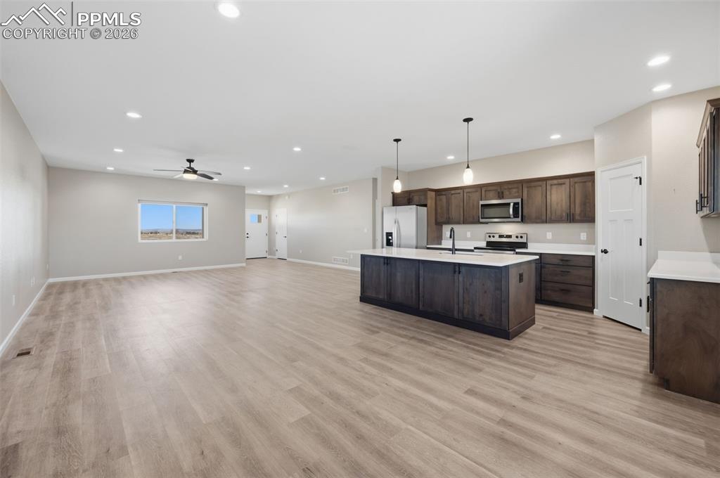 Image 14 of 35: Dining Area