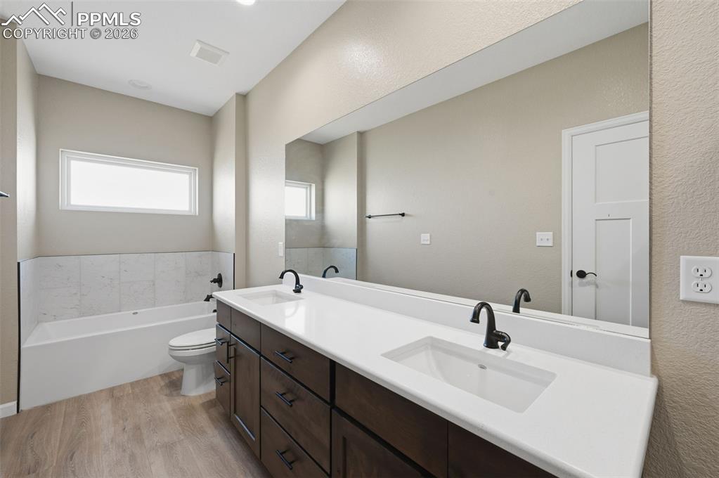 Image 18 of 35: Bathroom