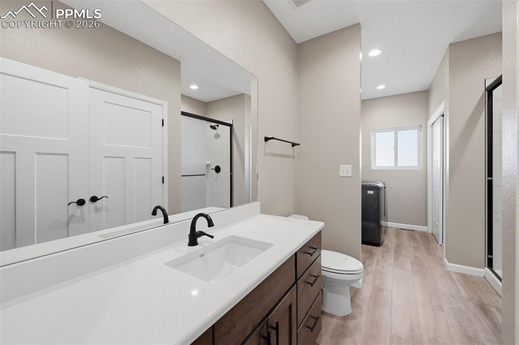 Image 21 of 35: Bathroom