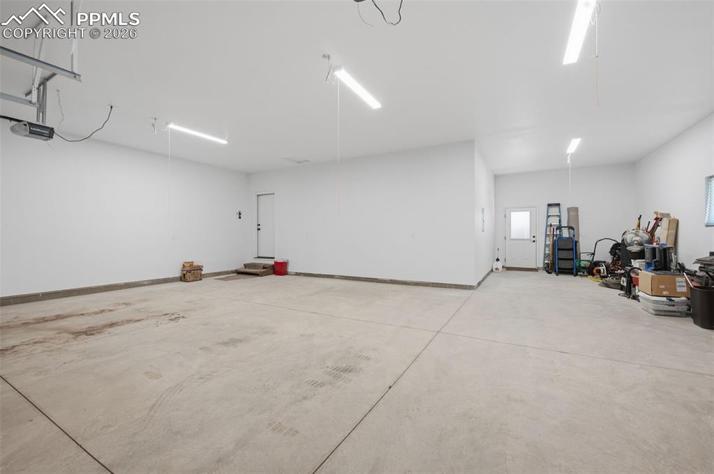 Image 27 of 35: Garage