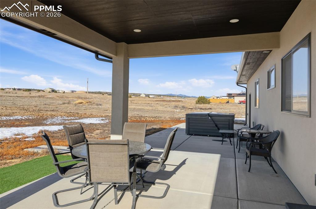 Image 28 of 35: Patio