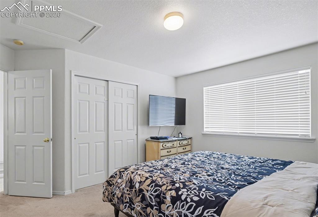 Image 8 of 15: Upper level secondary bedroom adjoins the jack-n-jill full bath