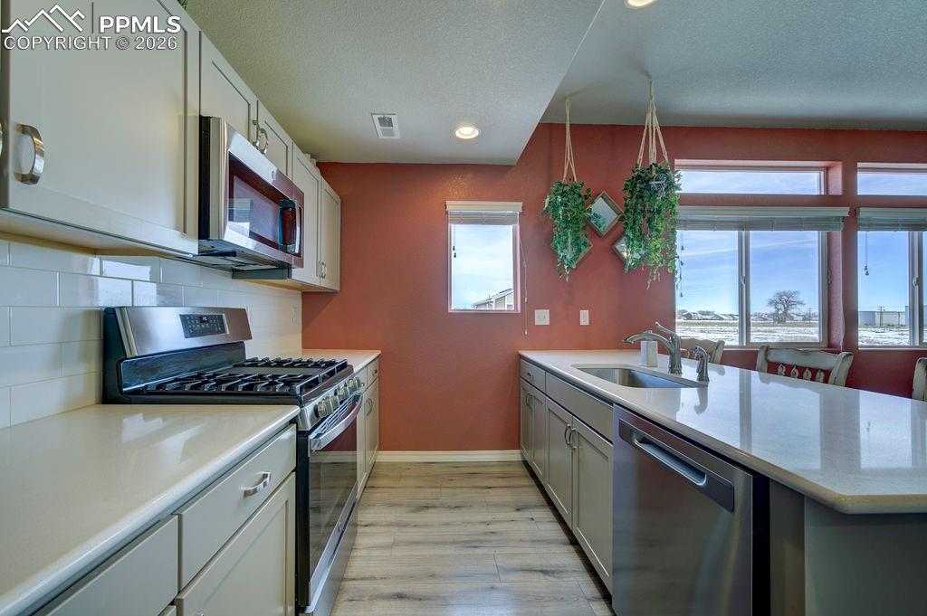 Image 14 of 32: Kitchen