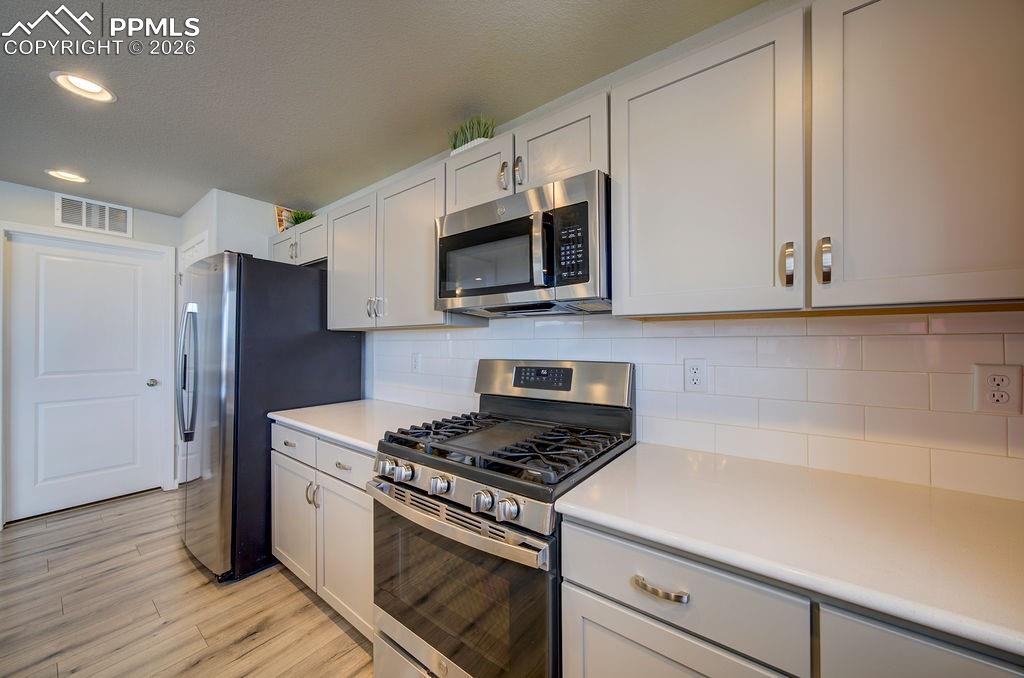 Image 18 of 32: Kitchen