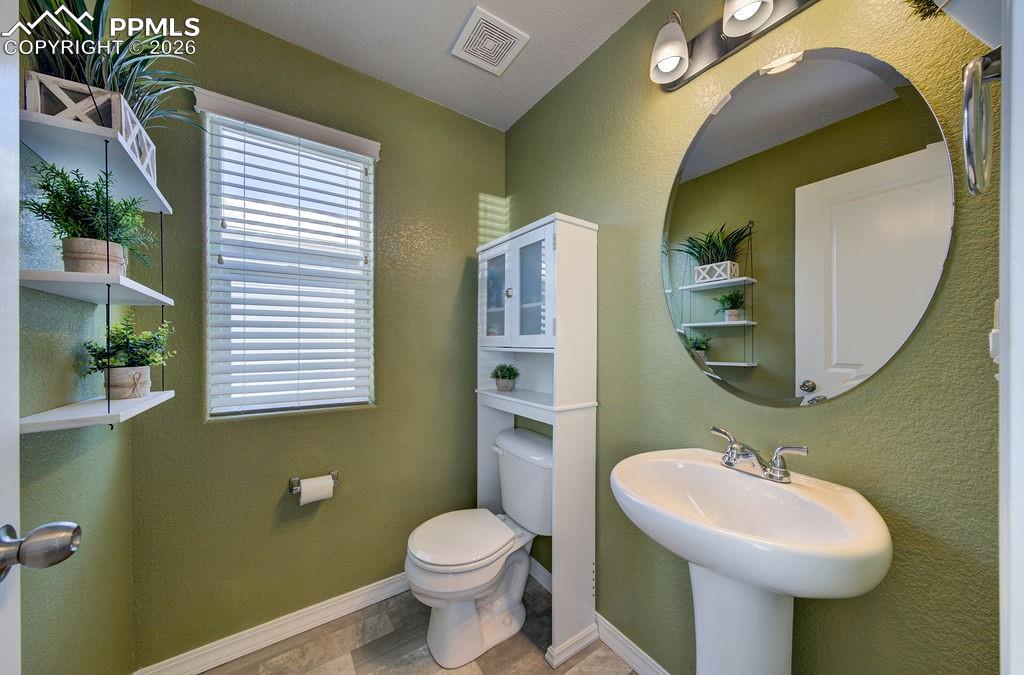 Image 19 of 32: Bathroom