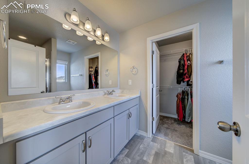 Image 24 of 32: Bathroom