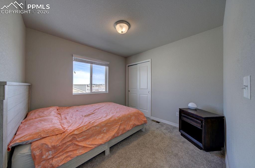 Image 25 of 32: Bedroom