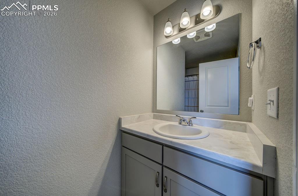 Image 30 of 32: Bathroom