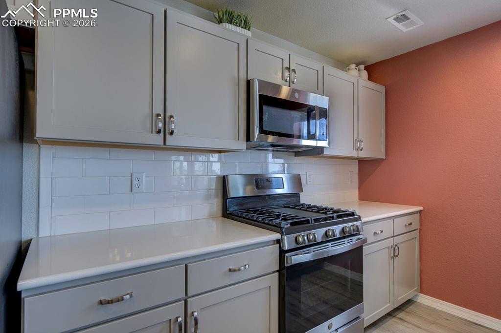 Image 9 of 32: Kitchen