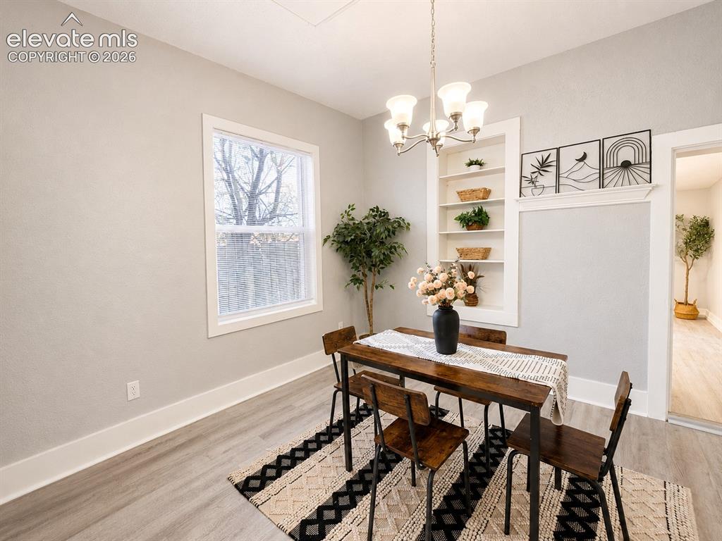 Image 7 of 42: Dining Area