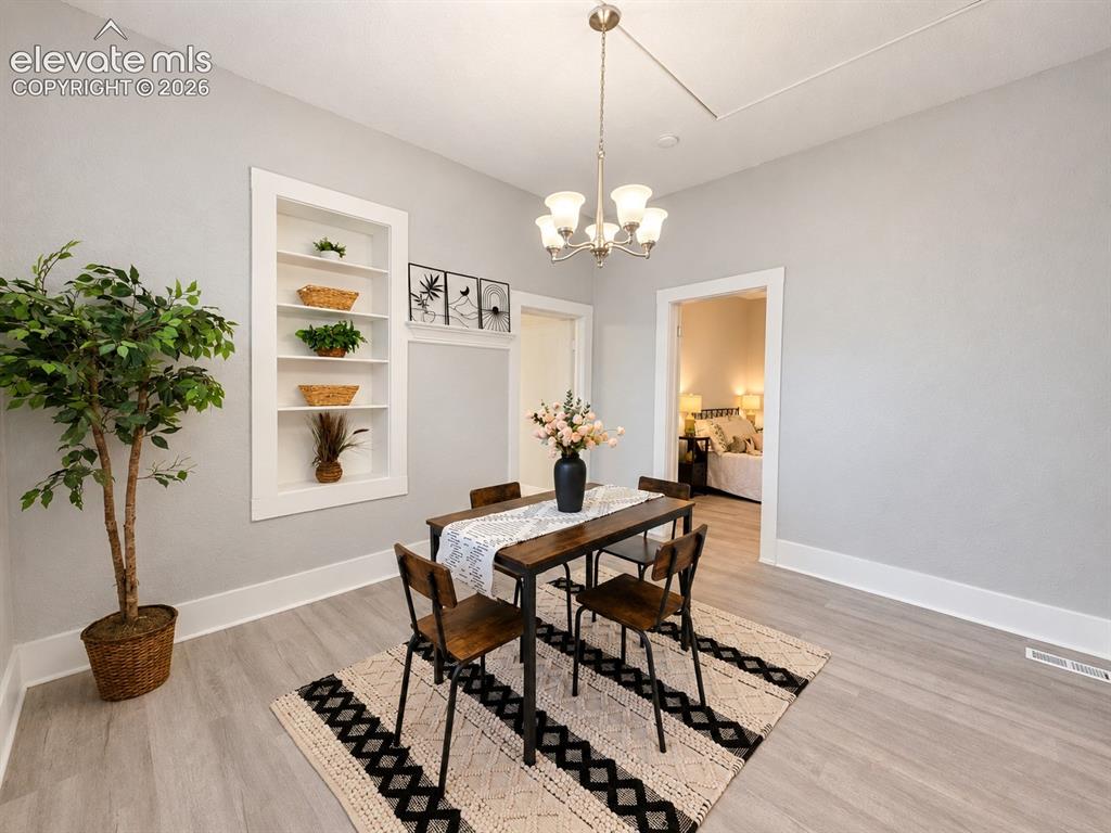 Image 8 of 42: Dining Area