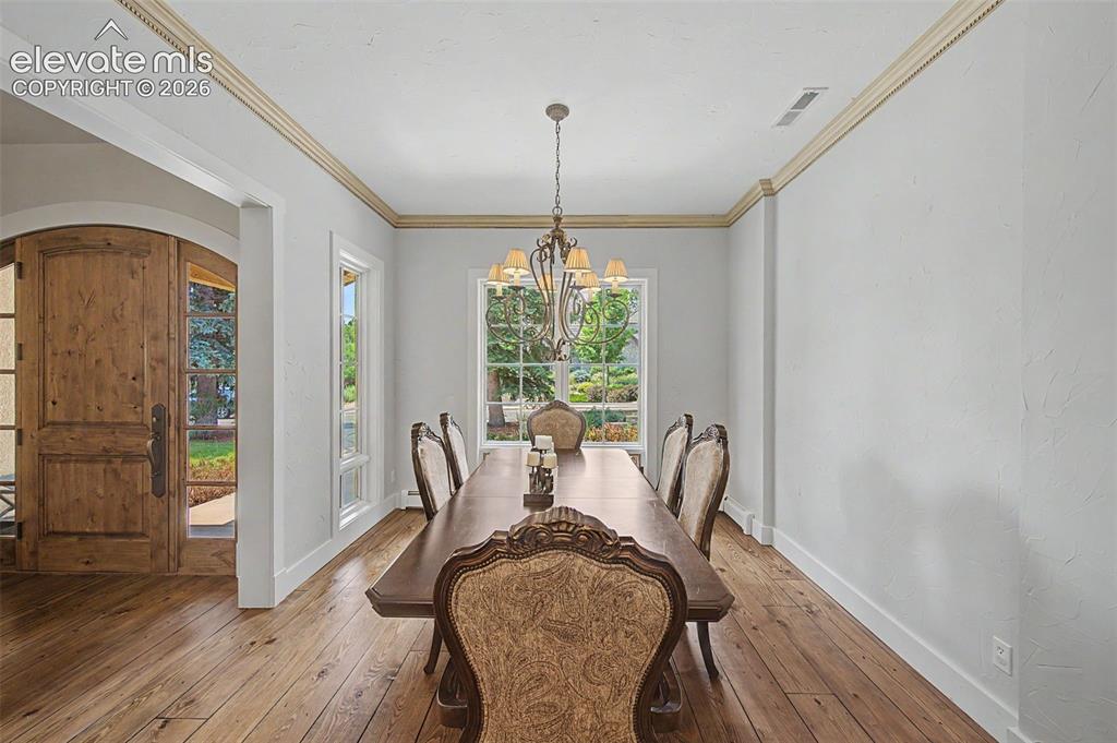 Image 12 of 40: Dining Area