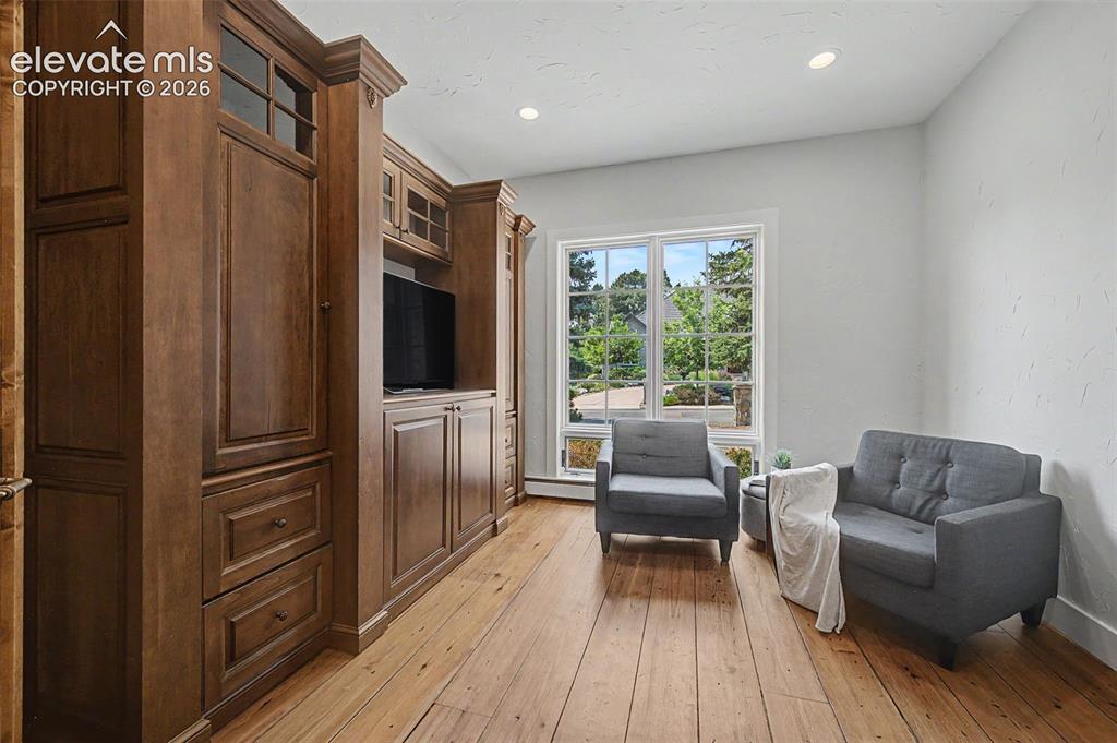 Image 13 of 40: Sitting Room