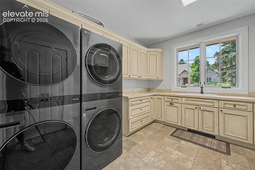 Image 15 of 40: Laundry