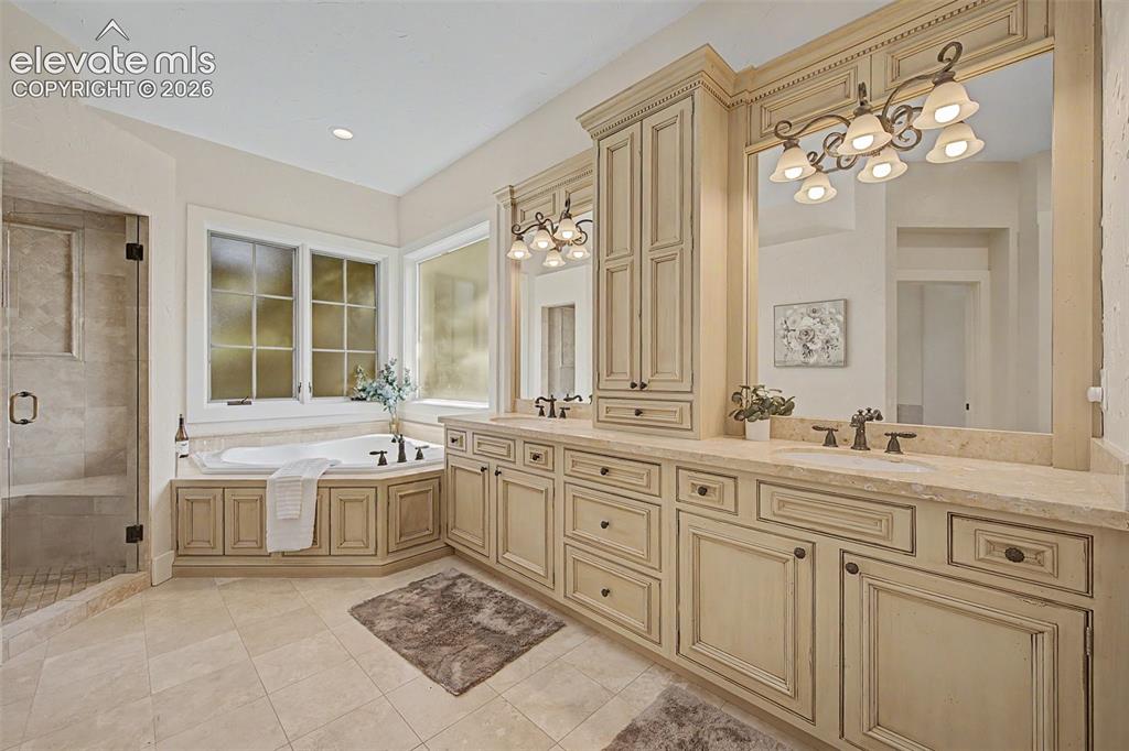 Image 18 of 40: Bathroom