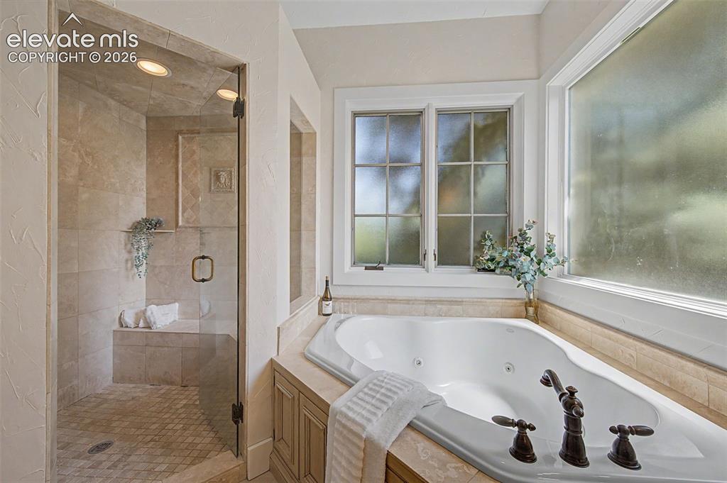 Image 19 of 40: Bathroom