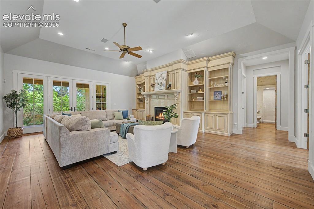 Image 4 of 40: Living Room