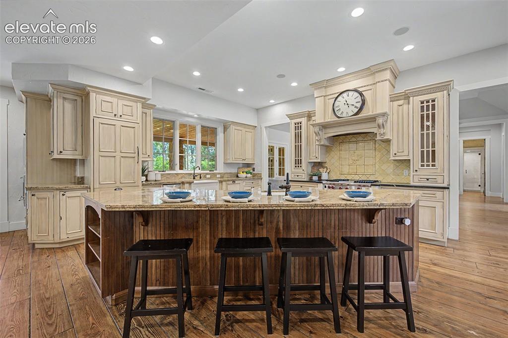 Image 6 of 40: Kitchen