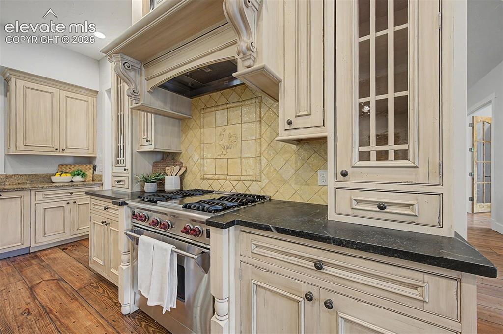 Image 8 of 40: Kitchen