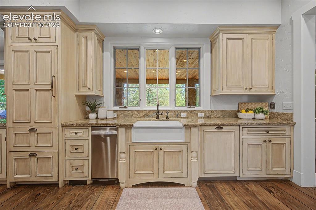 Image 9 of 40: Kitchen