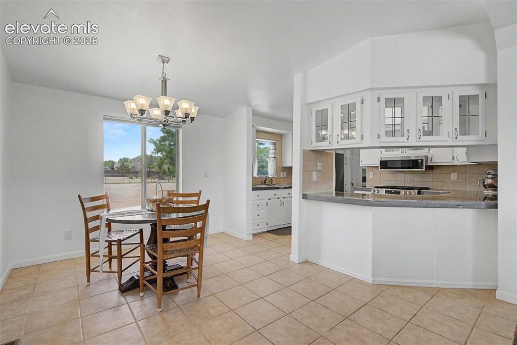 Image 7 of 29: Dining Area