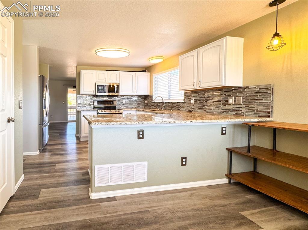 Image 11 of 50: Breakfast nook