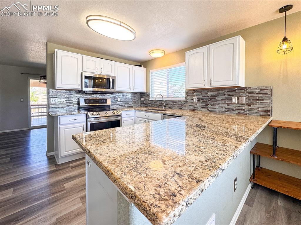Image 12 of 50: Granite countertops
