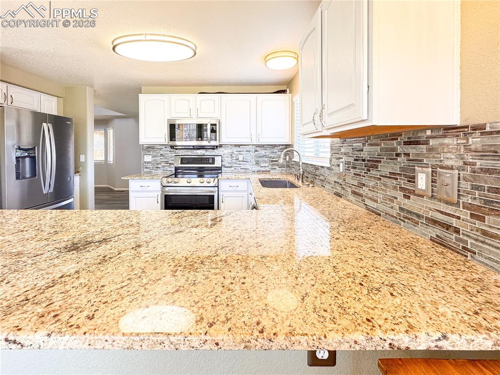 Image 13 of 50: Kitchen