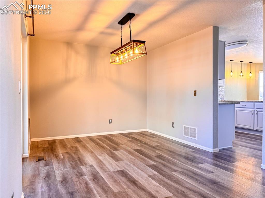 Image 15 of 50: Dining room