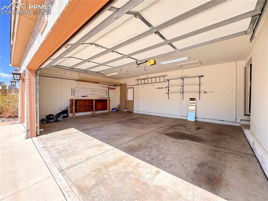 Image 36 of 50: 3 car garage!