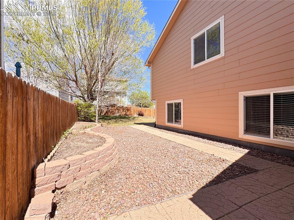 Image 41 of 50: Side yard