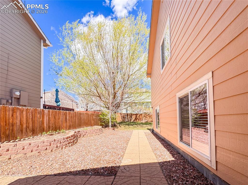 Image 42 of 50: Side yard
