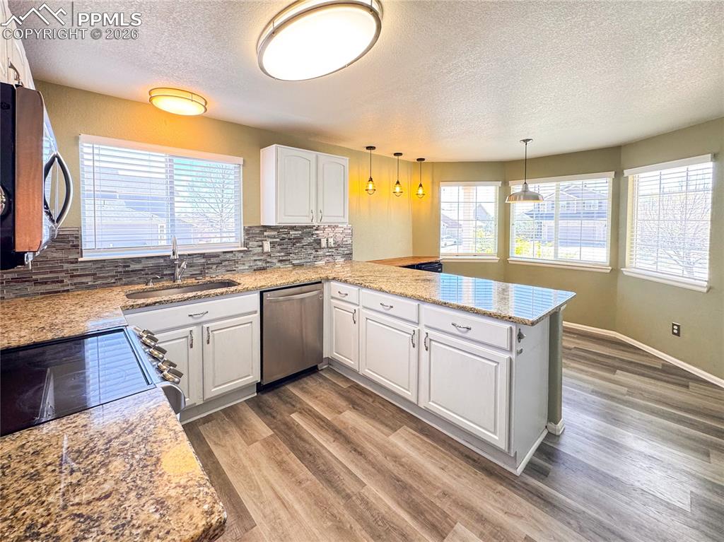 Image 9 of 50: Stainless appliances