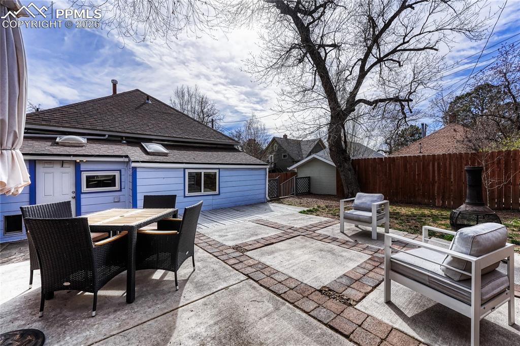 Image 33 of 42: This entertainment-friendly outdoor oasis even offers a sneak peek of Pikes