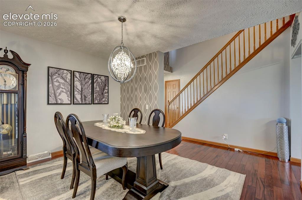 Image 11 of 42: Dining Area