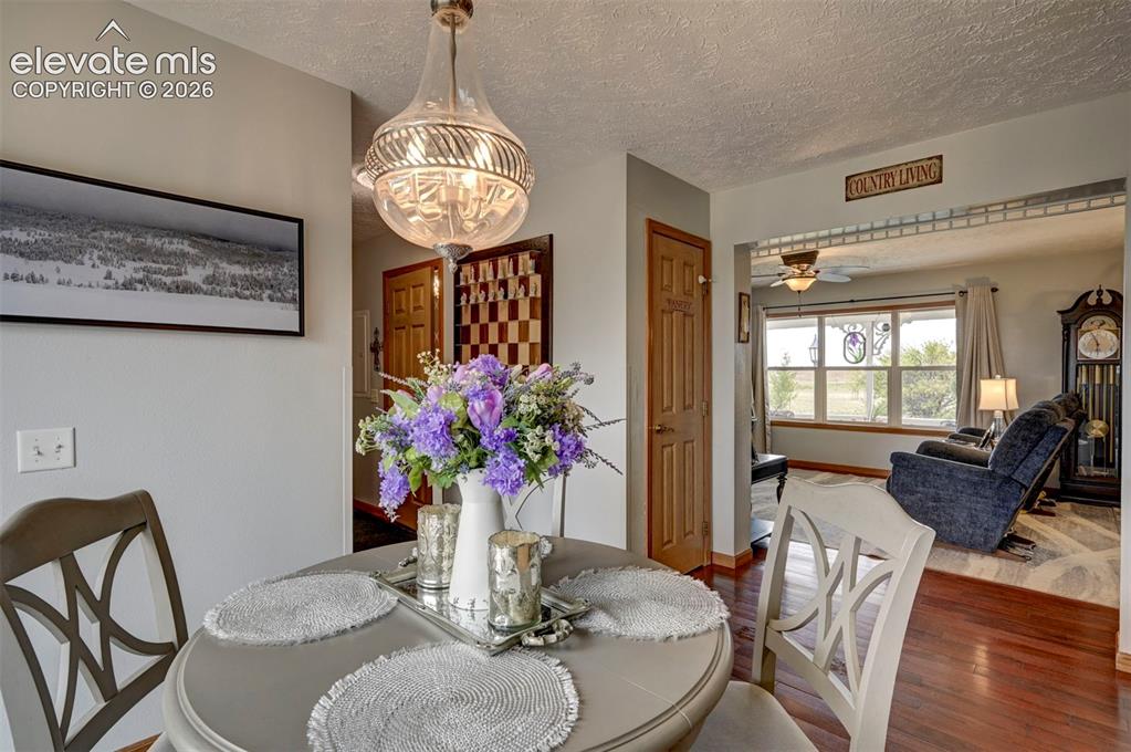 Image 16 of 42: Dining Area