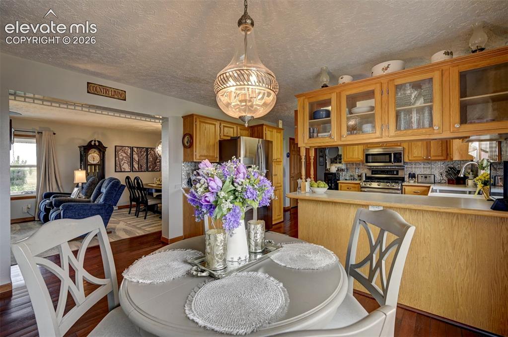 Image 17 of 42: Dining Area