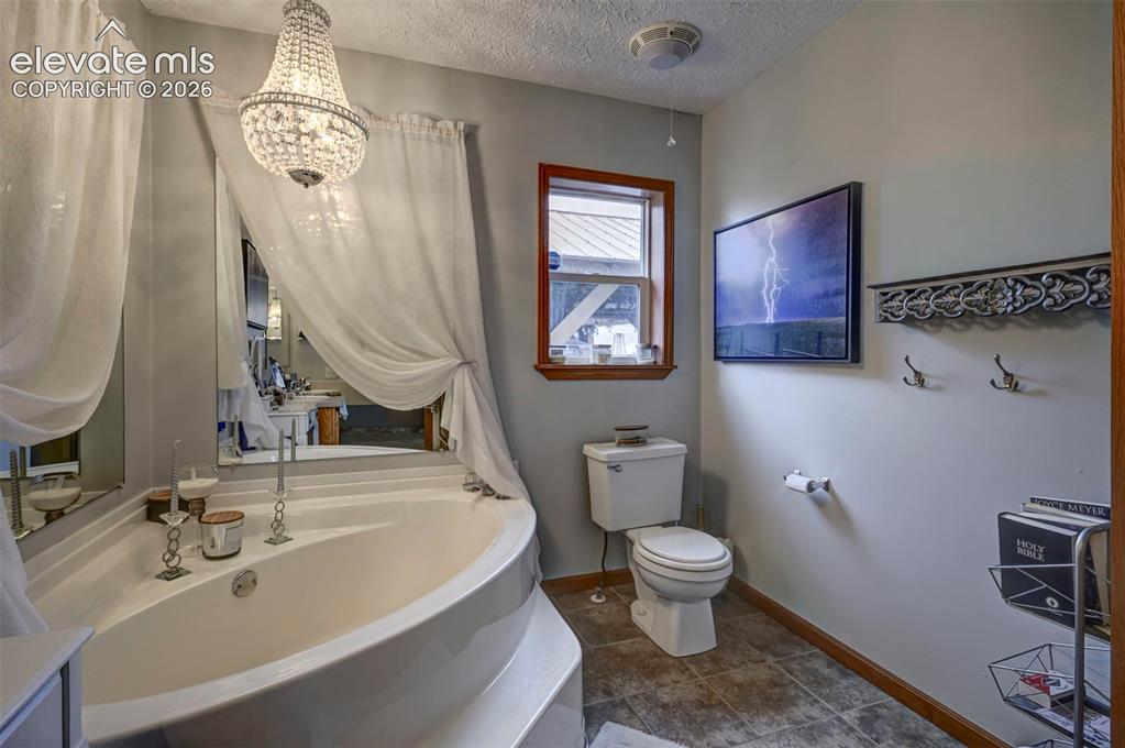 Image 25 of 42: Bathroom