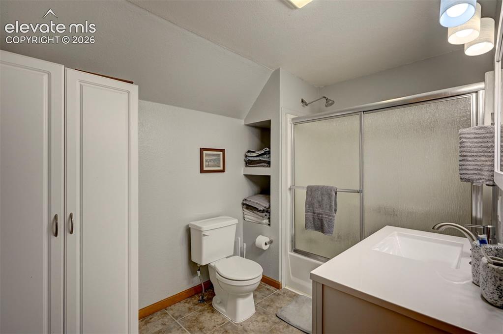 Image 37 of 42: Bathroom
