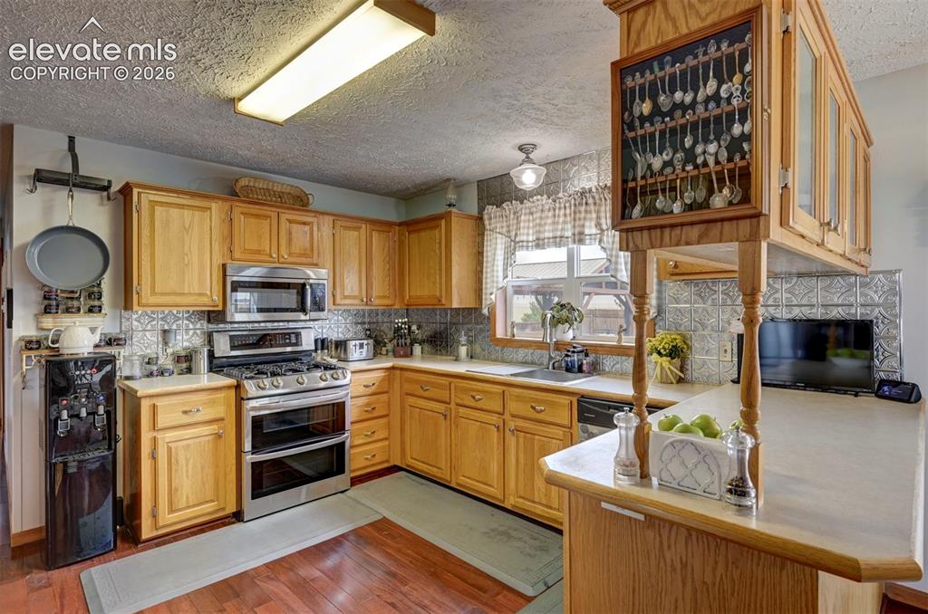 Image 7 of 42: Kitchen